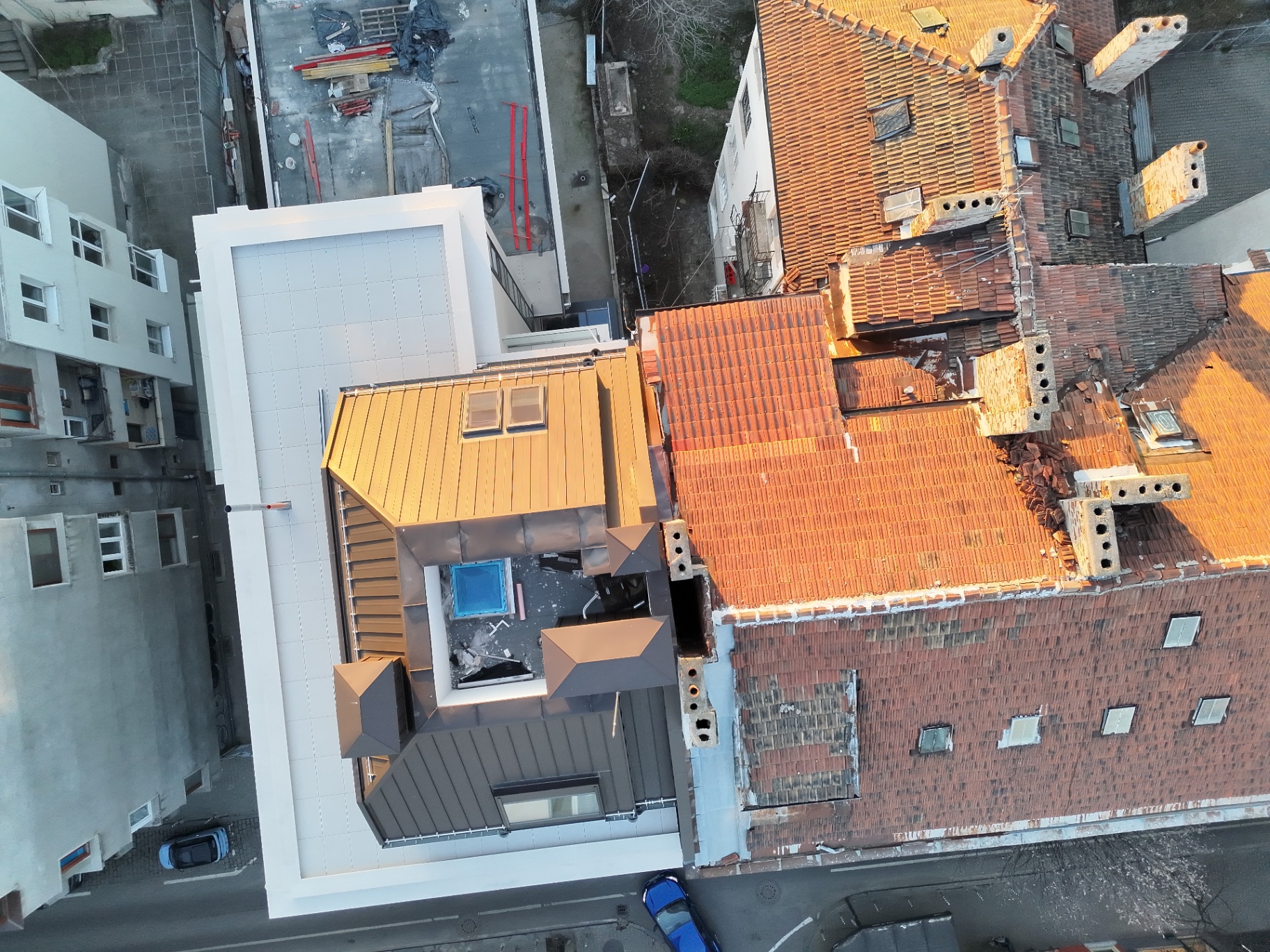 Дронова инспекция на покрив при залез